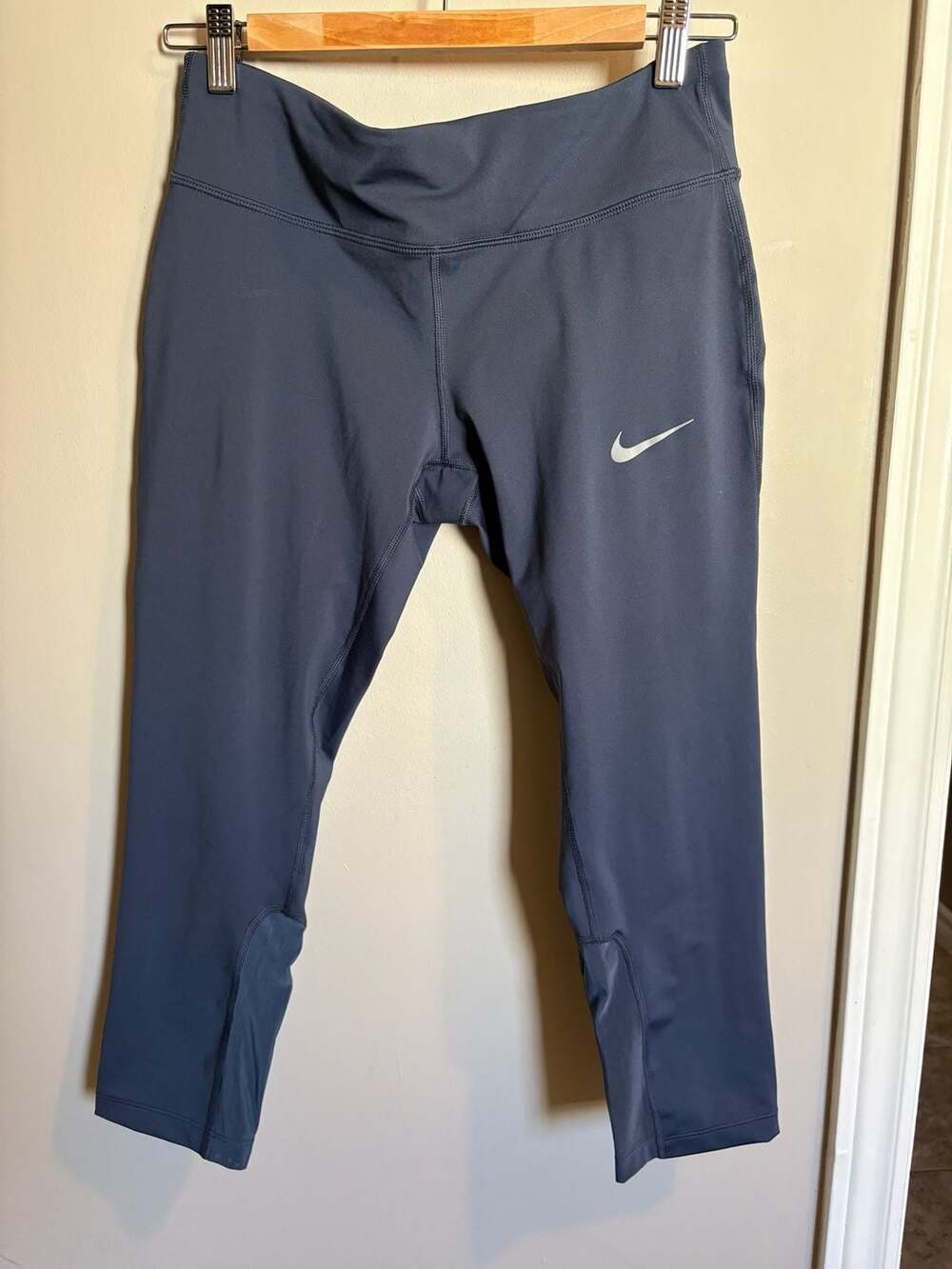 Nike Dri-FIT Women's Power Cropped Leggings with Back Zip Pocket